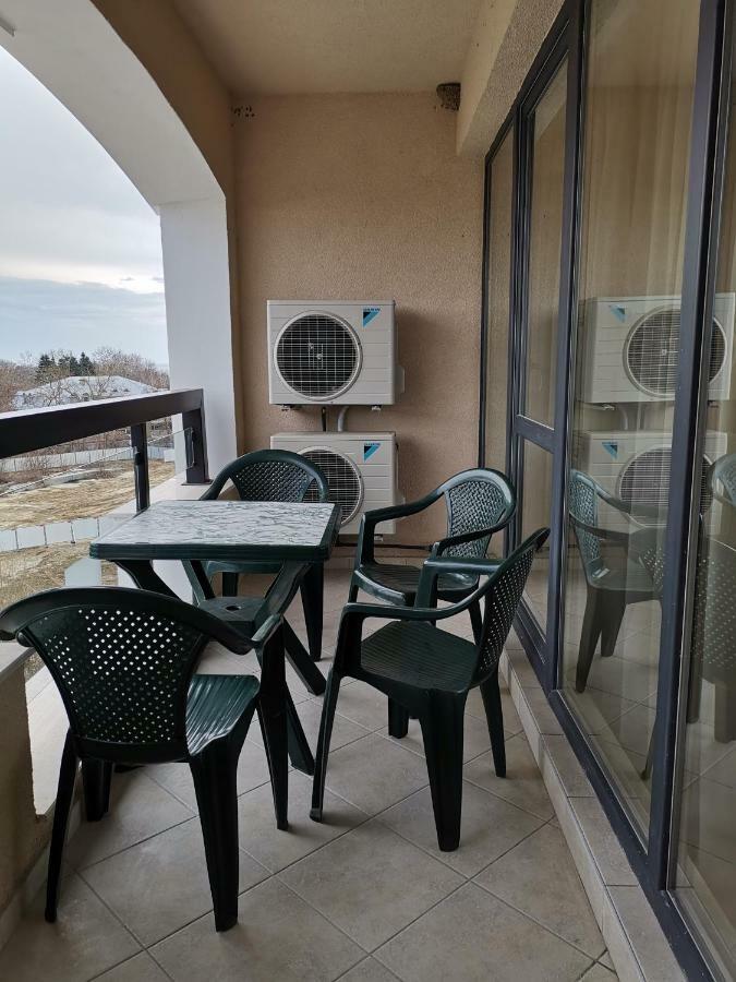 Cozy Apartment By The Sea Святые Константин и Елена Экстерьер фото